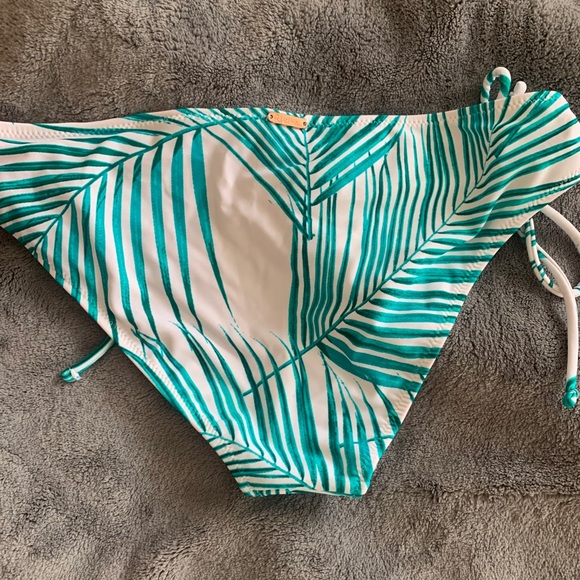 Palm leaf Bikini bottoms 🌴 - Picture 2 of 2